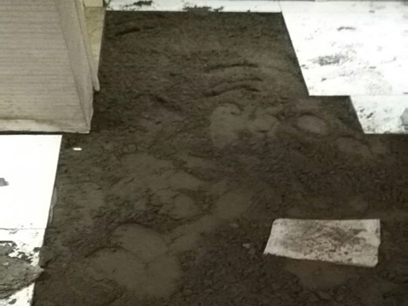 瓷磚重新鋪貼：1、基層處理：把沾在基層上的浮漿、落地灰等用暫子或鋼絲刷清理掉，再用掃帚將浮土清掃干凈。2、找標高：根據水平標準線和設計厚度，在四周墻、柱上彈出面層的上平標高控制線。3、鋪設結合層砂漿：鋪設前應將基底濕潤，并在基底上刷一道素水泥漿或界面結合劑，隨刷隨鋪設攪拌均勻的干硬性水泥砂漿。4、鋪磚：將磚放置在于拌料上，用橡皮錘找平，之后將磚拿起，在干拌料上澆適量素水泥漿，同時在磚背面涂厚度約lnm的素水泥膏，再將磚放置在找過平的干拌料上，用橡皮錘按標高控制線和方正控制線坐平坐正。5、養護：當磚面層鋪貼完24h內應開始澆水養護，養護時間不得小于7d。