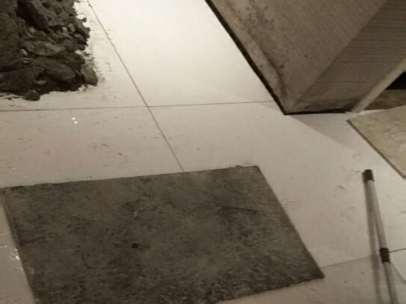瓷磚重新鋪貼：1、基層處理：把沾在基層上的浮漿、落地灰等用暫子或鋼絲刷清理掉，再用掃帚將浮土清掃干凈。2、找標高：根據水平標準線和設計厚度，在四周墻、柱上彈出面層的上平標高控制線。3、鋪設結合層砂漿：鋪設前應將基底濕潤，并在基底上刷一道素水泥漿或界面結合劑，隨刷隨鋪設攪拌均勻的干硬性水泥砂漿。4、鋪磚：將磚放置在于拌料上，用橡皮錘找平，之后將磚拿起，在干拌料上澆適量素水泥漿，同時在磚背面涂厚度約lnm的素水泥膏，再將磚放置在找過平的干拌料上，用橡皮錘按標高控制線和方正控制線坐平坐正。5、養護：當磚面層鋪貼完24h內應開始澆水養護，養護時間不得小于7d。