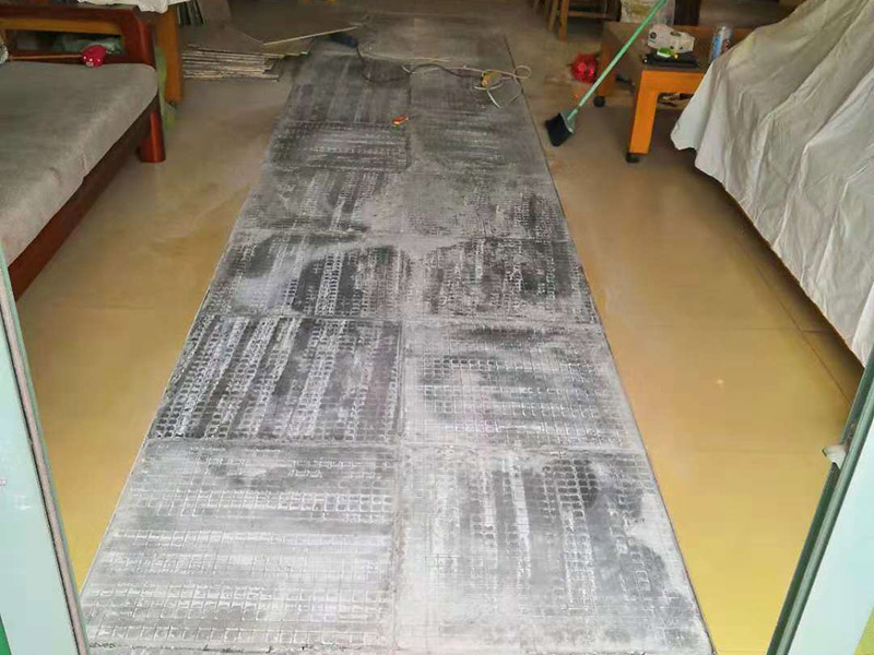 局部瓷磚拆除：衛浴用具拆除后可以對墻面瓷磚進行拆卸。拆卸一般是從墻體的下方往上方敲，從瓷磚的邊緣往里面敲，還需要根據拆卸的位置選擇適當的敲磚力度。 敲磚是從墻體下方開始敲，從每塊瓷磚的邊緣開始敲。如果先敲上面的瓷磚，地面堆積瓷磚較多，擋住墻體下面的瓷磚，不利于拆卸。 另外，敲磚過程中，要不是對地面的瓷磚進行清理，以免瓷磚過多堆積，減慢施工進度以及造成施工意外。 由于二手房的衛浴在之前是做了一次防水的，因此在敲磚時必須注意防水層的處理，與屋主溝通好，防水層是否打掉。舊的防水層一般都不打掉，在敲磚后，在原有的防水層上面，再薄薄做一層防水，以提高衛浴的防水能力。但如果屋主需要把防水敲掉重新再做。則敲磚需要打到批土層或打到見底。 敲插座和龍頭附近的瓷磚時，要慢慢敲，小心摸清電線和水管的走向，以防損壞電線和水管。如果電線或水管已經損壞了，要及時進行修補處理，以免留下更多后續工程。