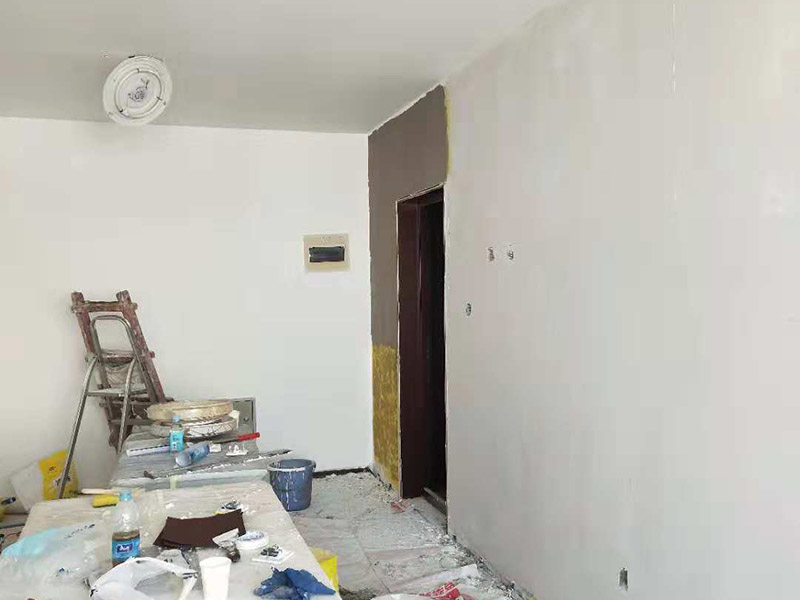 客廳墻面改造：在施工之前，首先要對墻面進行清理，確保基層的平整光滑。將基層表面進行完全清除，做到墻面無灰塵，再進行界面劑的施工，涂刷厚度應均勻，這樣做的目的是將基層完全密閉住，同時增加著附力。然后對墻面進行找平處理，可以通過專門檢測工具來進行平整度的確定，如果存在不平的地方，應使用石膏來進行補平。然后在進行刮膩子的施工步驟，一般刮完兩遍即可，如果不太平整的區(qū)域需要多刮幾次，每次膩子施工，應進行充分的間隔。當膩子刮好后，接著就需要進行油漆的施工，最先上底漆，目的主要是提高墻面的防水防潮性，還增加面漆的粘結(jié)效果。等墻面完全干透后，還需進行打磨的處理，使用細砂紙將墻面一一打磨，這樣會讓墻面看起來更平滑。在施工中，可以用手觸摸，感受下墻面的光滑感。