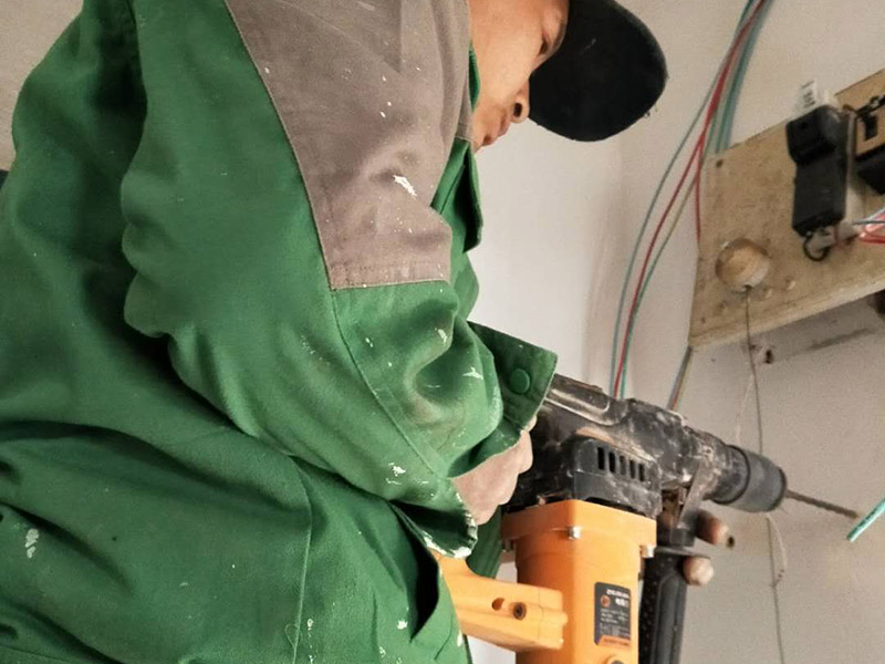提供玻璃打孔上門服務的工人不給我家玻璃打孔，他說鋼化玻璃打不了孔真的嗎