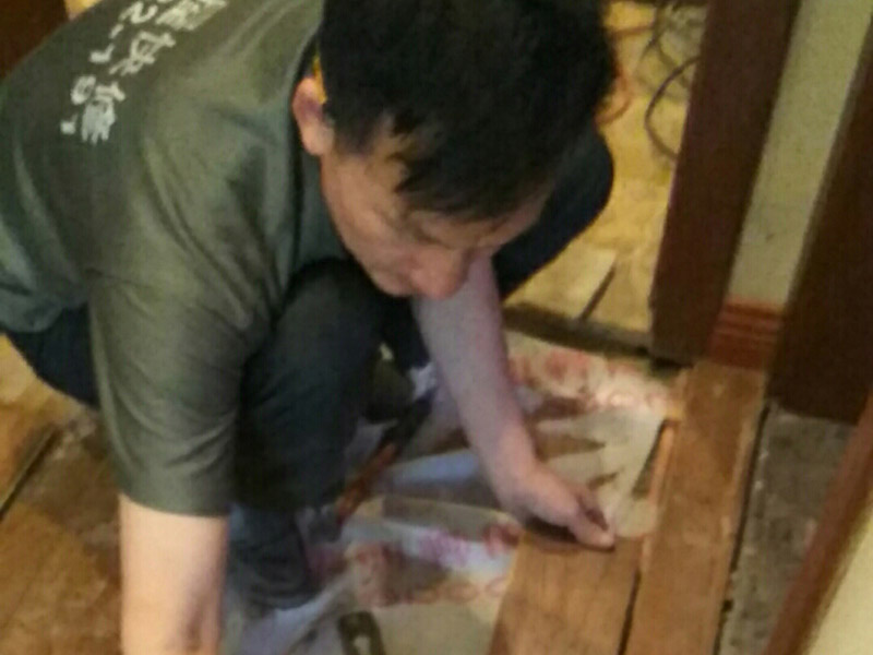 室內(nèi)過道地板鋪貼：地面如果不平整，會導(dǎo)致后期地板翹起等現(xiàn)象出現(xiàn)。首先就需要找平地面。平整度誤差大或與其他地面材料高差大的地面，建議用水泥沙漿作全面找平，否則只需要用防水膠混合水泥砂漿做局部找平處理。 地面找平處理后，注意檢查。尤其是門開合的地方，可以試著鋪上地板，仔細(xì)查看門是否開合順暢，如果開合遇阻，需要重新找平。鋪裝地板前，最好對地面進行清潔。對地面進行防水防潮處理，有利于地板的經(jīng)久耐用。地板墊還有減震和保持地面平整的作用，比如哪里有點不平，可以鋪兩層。