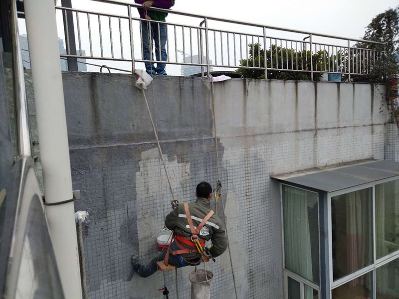 外墻涂刷防水：清理基層，新舊面層必須清理干凈，不得有雜物和灰塵，以免影響粘結(jié)強(qiáng)度，涂刷防水涂料時(shí)基層應(yīng)干燥?；鶎忧謇砉ば蛲瓿芍螅酉聛?，清理死角，也就是所謂的陰陽角、施工縫、伸縮縫等比較重要的部位進(jìn)行處理，尤其注意的是泄水孔要加強(qiáng)處理，需要涂刷2－3遍防水底層涂料。將攪拌均勻的晨光防水涂料根據(jù)現(xiàn)場要涂刷的面積開始涂刷，基層涂刷要大于粘卷材的面積，不要超過三十。刷第二次涂料之前必須要等一次涂料完全凝固后方可再次涂刷，底層涂料次涂刷完畢后約4—8左右。要等第二次涂料完全凝固后方可施工。