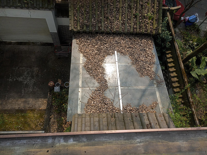 屋頂露臺翻新裝修：1.鏟除原防水層；2.清運原屋面垃圾；3.處理屋面樓頂基礎；4.修補屋面基礎裂縫 空鼓等；5.涂刷冷底油； 原防水層鏟除清理——處理基礎裂縫、破損——特殊部位附加層——定位彈線接縫粘合、封口處理——涂刷接縫膠——鋪貼卷材——滿涂基層膠卷材收頭處理——防水層表面清理檢查——涂刷表面涂料