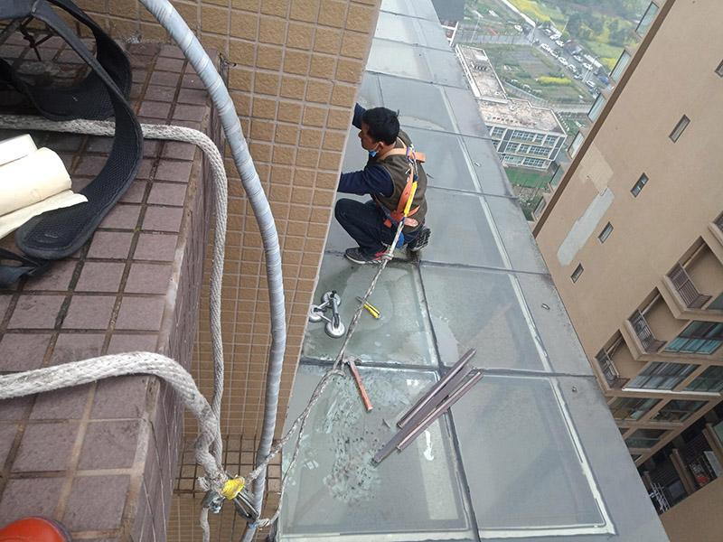 高空施工安全措施：先在高處使用的安全帶，各種零件不得有任何拆卸，如果有損壞的更是不得使用。然后登高作業(yè)使用的梯子要堅固，放置要平穩(wěn)，梯子坡度以60到70度比較好，在安置防滑裝備。隨后高處作業(yè)現(xiàn)在必須有監(jiān)護人，在作業(yè)前監(jiān)護人和作業(yè)人員應(yīng)該認真檢查在清理好現(xiàn)場。最后就是高處作業(yè)人員要按照設(shè)置的通道和扶梯行走不能貪圖方便就可以隨便亂走胡亂攀爬。