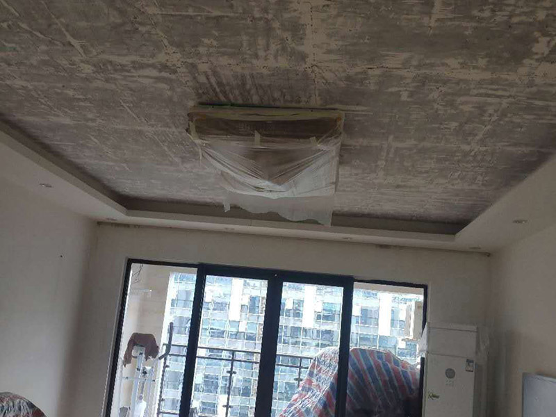 客廳頂面粉刷翻新：首先做基層處理：用膩子做墻面基層弄平。 接著要選擇一款質量信得過的乳膠漆底漆。最后進行墻布基膜的涂刷。做完這些，就可以在墻面上粘貼喜的壁紙了。 刷基膜的好處還在于以后換壁紙后方便，舊壁紙撕下后，墻面完好。它能滲入基面，使基面更堅固、耐久，同時又不受基面、水分、潮氣及堿性物質的影響，不致基面粉化。 水泥墻面也不可以直接刷涂料。即使墻面摸起來十分平滑，如果墻面沒有進行處理，直接刷涂料的話以后會出現裂痕、起皮、空鼓的現象。而且直接涂刷涂料，會蓋不住水泥墻的底色。 所以要先在水泥墻面涂刷界面劑，然后再進行找平處理，確定墻面的平整度小于4mm。最后在批刮兩遍耐水膩子。批刮完耐水膩子之后，粉刷涂料就好。膩子可以遮蓋水泥的灰色。