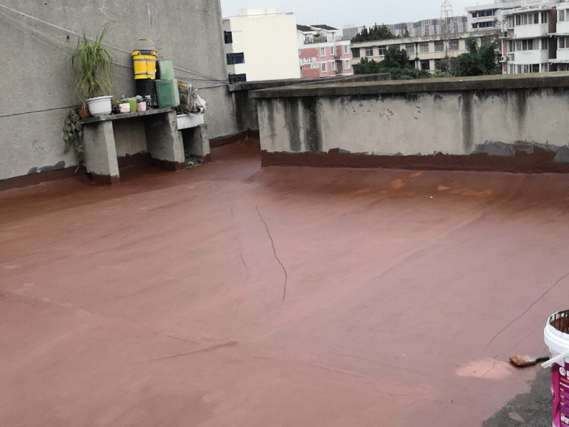樓頂屋面防水涂刷：1．在干燥表基面上施工防水涂料前應先濕潤基du面至無明水為準，若基面潮濕但無明水可直接施工。2．按配比先將防水漿料乳液倒入拌料桶中，然后再將粉料倒入，充分攪拌至均勻、無料粒糊狀，靜置十分鐘后再攪拌一下，效果更佳。3．用毛刷或滾刷直接將膠漿涂刷在基面上，待第一層完全干透后（約2小時或手擦不粘為準），再涂刷第二遍，兩遍的涂刷方向應交錯。