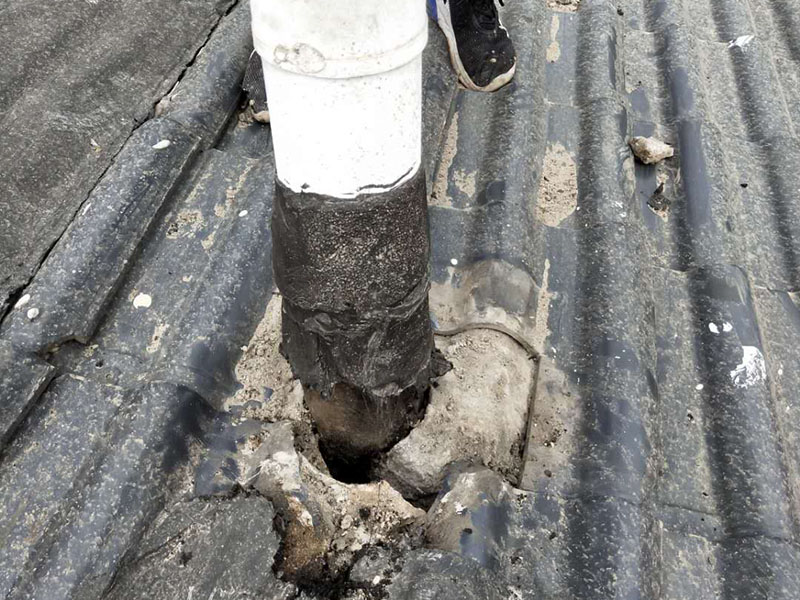 屋頂管道防水維修：1.清洗原地面,待干;2.做防水層。用材不是重要的,市面上的正品材料都是好的,關鍵是做工,邊邊角角、凹凹凸凸、細縫小孔等一點都不能馬虎。若是液體材料,至少做三遍;3.封水泥沙漿,約5cm厚,保護防水層。