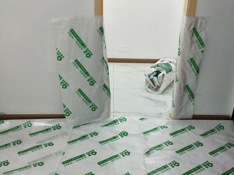 衛生間翻新裝潢：其實衛生間翻新最主要的目的，就是要更換水電，尤其是那些隱蔽性極強，一般埋在地下或墻壁內的。在進行翻新的時候，最好一并更換，不管有沒有問題，這樣都能給日后的生活帶來保障。更換完水電之后，就可以進行瓷磚的鋪貼了。不管是地面還是墻面，都是一個比較大的工程。在衛生間翻新前先找平地面和墻面，清楚所有雜物。然后先對墻面進行鋪設，墻面一般多是小塊的瓷磚比較好施工。地面就要注意一些了，需要設置輔助線來進行施工，還要注意下水管等地方，這些地方都需要低于地面高度的哦！最后就是防水的問題了，防水是衛生間翻新過程中，非常需要重視的問題。在施工前最好購買好一些的防水涂料，這樣施工效果更好，而且使用壽命更久，幾年內不會出現問題。值得注意的是，很多人在做防水的時候，都會忽略墻面的防水，其實墻面也需要做好防水哦！有時候會產生水蒸氣附著在墻面，也是會對墻面造成損害的！