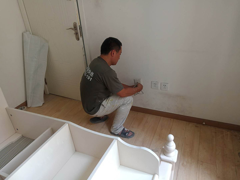 地板家具保護：成品保護的目的 為加快先進技術與現(xiàn)代管理方法和手段在項目的運用，努力降低成本，提高工程質量，確保全面實現(xiàn)對業(yè)主的承諾。施工現(xiàn)場隨著施工進行，成品保護工作顯得尤為重要，做好成品保護工作，是在施工過程中要對已完工分項進行保護，否則一旦造成損壞，將會增加修復工作，帶來工、料浪費、工期拖延及經(jīng)濟損失。