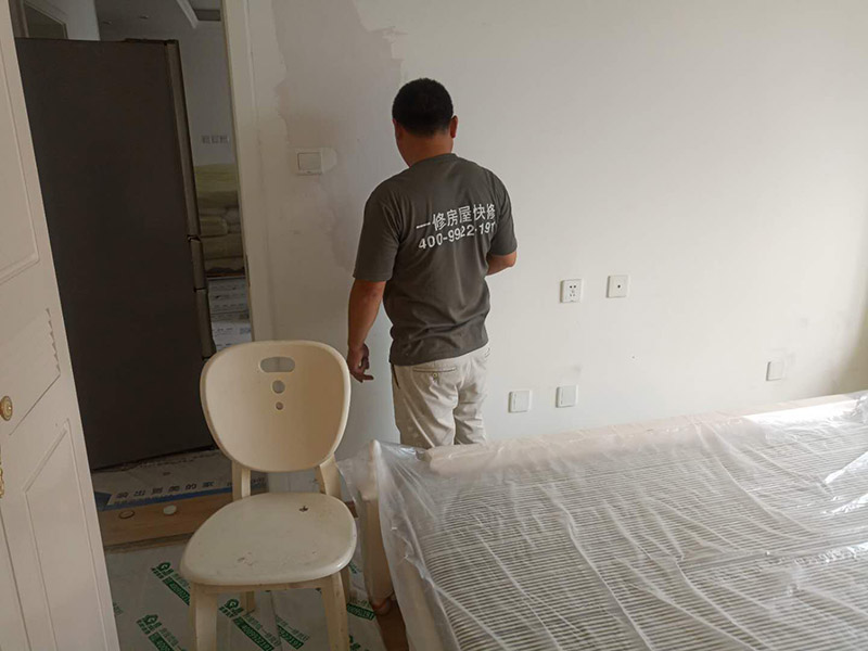 地板家具保護：成品保護的目的 為加快先進技術與現(xiàn)代管理方法和手段在項目的運用，努力降低成本，提高工程質量，確保全面實現(xiàn)對業(yè)主的承諾。施工現(xiàn)場隨著施工進行，成品保護工作顯得尤為重要，做好成品保護工作，是在施工過程中要對已完工分項進行保護，否則一旦造成損壞，將會增加修復工作，帶來工、料浪費、工期拖延及經(jīng)濟損失。