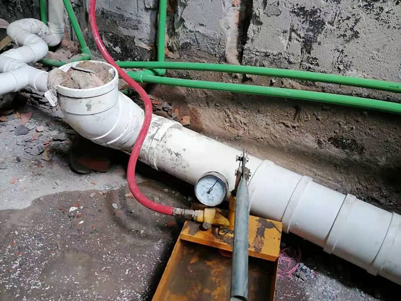 衛生間下水管安裝：下排水: 下排水是排水口在地面上，下水管豎著穿過樓板，管道直接通向樓下，裝下排水我習慣把返水彎裝在最底下，這樣要是還有別的下水，可共用一個返水彎。 做下水一般用50的返水彎，要是還有別的下水，就加三通，要用上面途中那種斜三通，這樣水流得通暢。大多時廚房下水都比較復雜，有時自己都繞進去了，水路之所以難做主要是因為地方太小，櫥柜里還裝著別的電器，如垃圾處理器、小廚寶、凈水器等，有的還要連接洗衣機等。