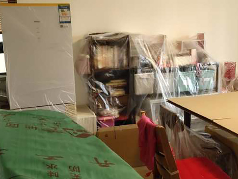 家具保護維修：在裝修前，施工人員都要提前做好油漆的準備工作，一般包括油漆涂漆環境的清理、家具的保護措施等，比如在門、窗框最好粘貼一層分色紙，木柜、隔板的家具外面最好有一層報紙包裹著，這樣就可以避免油漆滴落在家具表面被弄臟的情況發生。