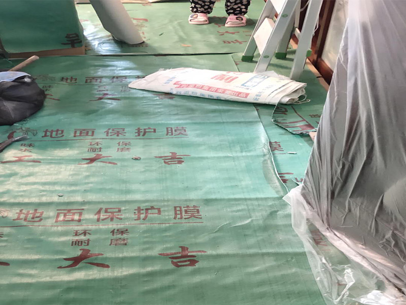 家具保護維修：在裝修前，施工人員都要提前做好油漆的準備工作，一般包括油漆涂漆環境的清理、家具的保護措施等，比如在門、窗框最好粘貼一層分色紙，木柜、隔板的家具外面最好有一層報紙包裹著，這樣就可以避免油漆滴落在家具表面被弄臟的情況發生。