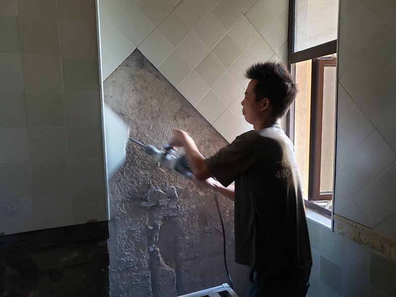 衛(wèi)生間拆除翻新：拆卸一般是從墻體的下方往上方敲，從瓷磚的邊緣往里面敲，還需要根據拆卸的位置選擇適當的敲磚力度。敲磚是從墻體下方開始敲，從每塊瓷磚的邊緣開始敲。如果先敲上面的瓷磚，地面堆積的瓷磚較多，擋住下面的瓷磚，會不利于拆卸。在敲瓷磚的過程中，如果不是對地面瓷磚進行清理，避免瓷磚過多堆積，就會減緩施工進度甚至造成施工意外。