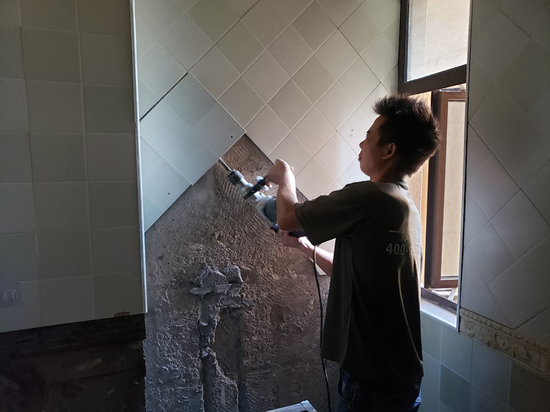 衛(wèi)生間拆除翻新：拆卸一般是從墻體的下方往上方敲，從瓷磚的邊緣往里面敲，還需要根據拆卸的位置選擇適當的敲磚力度。敲磚是從墻體下方開始敲，從每塊瓷磚的邊緣開始敲。如果先敲上面的瓷磚，地面堆積的瓷磚較多，擋住下面的瓷磚，會不利于拆卸。在敲瓷磚的過程中，如果不是對地面瓷磚進行清理，避免瓷磚過多堆積，就會減緩施工進度甚至造成施工意外。