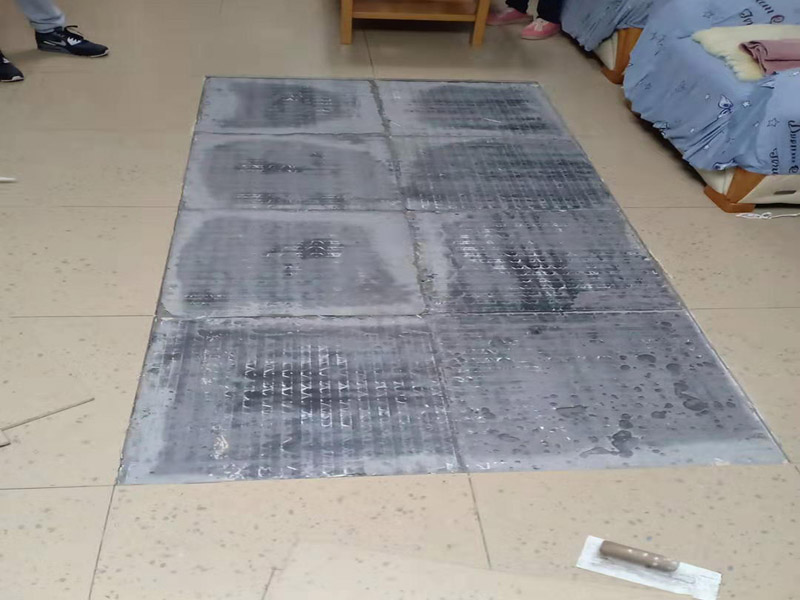 客廳地磚空鼓維修：1、地磚的邊角局部空鼓，可清除地磚空鼓處周邊縫的填嵌物后，灌入水泥膠漿，輕敲地磚空鼓處，讓水泥漿滲入，可修復空鼓。2、如單塊地磚空鼓，可清除該地磚周邊的填嵌物后，用吸盤把地磚取出，割除粘貼層，重新粘貼。3、如地磚大面積空鼓，只能全部重新鋪貼了。