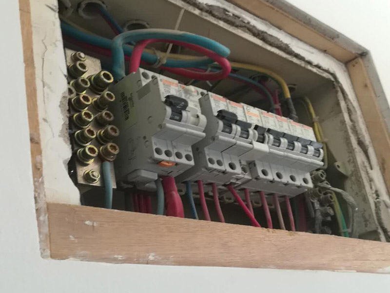 家庭電閘更換維修：將電閘的總控制開關關掉，安全第一。將壞掉的電閘用螺絲刀換下來。螺絲刀將新電閘的插線口用擰開，將進電線插進去。插進電線后擰緊螺絲，同樣的也將出電線插進另一端的插線口。電線都插好后，打開總開關就可以正常使用了