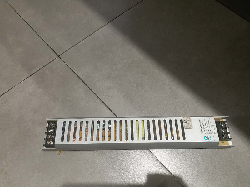 商場燈箱維修:為了工作人員的安全，最好先斷開電源，拔下插頭，不要將漏電保護器，當作電源開關使用，這樣很危險，一點不科學合理。進行電器原件檢查，先逐個排除原因，檢查要求細致，若電源線進入孔，鎮流器輸入，輸出接線柱，燈座上的電線等等。燈箱片尺寸一定要與導光板尺寸相符，不要過大或過小，若不合適，會影響展示效果和燈箱內部的熱量散出，也會適當的減少使用壽命。查看燈箱上部電源線時，要確認電源是否經出入槽內，如沒有，必須及時連接好。