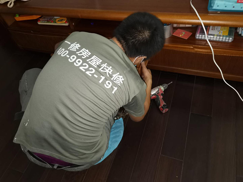 家具維修施工：將502膠水倒與家具損壞的位置，趕快用砂紙快速打磨，以防膠水風(fēng)干，在家具表面形成疙瘩。首先確定損壞的家具是什么顏色，然后選擇相近的顏色，配合稀釋劑在舊報(bào)紙上研磨均勻，然后在損壞家具的表面進(jìn)行上色，需要一層層覆蓋，切記把已經(jīng)上好的顏色再次的蹭掉。然后拋光是為了增加亮度保護(hù)漆面，用綠色三谷公司調(diào)配的稀釋劑是越擦越亮的