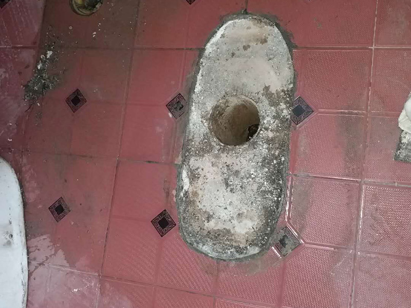 馬桶角閥重新安裝：在安裝馬桶前應(yīng)先對(duì)排污管道進(jìn)行全面檢查，看管道內(nèi)是否有泥砂、廢紙等雜物堵塞，同時(shí)檢查馬桶安裝位的地面前后左右是否水平，如發(fā)現(xiàn)地面不平，在安裝時(shí)應(yīng)將地面找平。翻轉(zhuǎn)馬桶，在馬桶排污口上確定中心，并劃出十字中心線，中心線應(yīng)延伸到馬桶底部四周腳邊。將馬桶上的與地面排污口的十字線對(duì)準(zhǔn)，保持水平安裝馬桶，并用力壓緊密封圈，安裝上地腳螺絲及裝飾帽。在馬桶排污口上安裝好專用密封圈，或在四周打上一圈玻璃膠（油灰）或水泥砂漿，放水3-5分鐘沖洗管道，以保證自來(lái)水管的清潔；再安裝角閥和連接軟管，然后將軟管與安裝的水箱配件進(jìn)水閥連接并按通水源。
