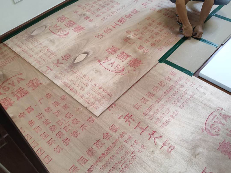 地板保護施工: 在進行家居裝修的過程中，首先完成的就是地面的鋪設。因此，我們在進行其余施工時一定要注意對剛鋪好的地板進行保護。而在裝修時灰塵是一定避免不了的，為了防止嶄新的地板被沾染灰塵以及施工團隊人員等的腳印，最好先在地板上鋪一層防塵布等作為保護膜。除此之外，還是要在一天裝修結束后的時間里對防塵布等進行灰塵的清除和家居保養工作，特別是灰塵堆積過厚的地方，以免將來裝修結束后因為灰塵過多清理時意外污染地板。