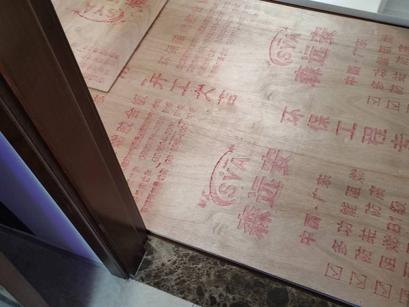 地板保護施工: 在進行家居裝修的過程中，首先完成的就是地面的鋪設。因此，我們在進行其余施工時一定要注意對剛鋪好的地板進行保護。而在裝修時灰塵是一定避免不了的，為了防止嶄新的地板被沾染灰塵以及施工團隊人員等的腳印，最好先在地板上鋪一層防塵布等作為保護膜。除此之外，還是要在一天裝修結束后的時間里對防塵布等進行灰塵的清除和家居保養工作，特別是灰塵堆積過厚的地方，以免將來裝修結束后因為灰塵過多清理時意外污染地板。