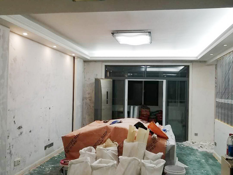 全屋墻面鏟除翻新：首先用水將墻面浸濕，這樣在鏟除墻面時(shí)比較省力，墻面必須要鏟到露出水泥砂漿面。然后是涂刷界面劑，一定要全部都刷到而且要均勻。墻面的裂縫通常都是用牛皮紙帶及白乳膠來貼住，但不能保證它能百分百不再開裂。 2、 如果墻面凹凸不平，那么就需要用石膏來找平，誤差最好不要超過0.5公分。非承重墻一般都是需要貼布的，所以最好選擇質(zhì)地好的墻布和白乳膠，有條件的話可以使用網(wǎng)格布，對(duì)于防裂效果會(huì)更好。 3、 在挑選膩?zhàn)訒r(shí)應(yīng)該選顆粒細(xì)度高及質(zhì)地較硬的，或是把白乳膠添加到膩?zhàn)又刑岣吣佔(zhàn)拥挠捕取４蚰γ嬉x用細(xì)砂紙，砂紙如果過粗會(huì)在墻面上留下很深的砂痕，就算是刷漆也沒辦法遮蓋住。墻面打磨之后要清掃一遍，否則粉塵過多會(huì)影響到漆的附著力。 4、 墻面在刷底漆時(shí)，一定要把每個(gè)地方都刷到并且要均勻。刷底漆要使用質(zhì)地好滾筒，以免影響到底漆涂刷的效果。在膩?zhàn)哟蚰ブ螅瑝γ娑紩?huì)留下一些比較難看的坑眼，特別是在刷漆后非常明顯，所以需要找補(bǔ)。在找補(bǔ)時(shí)一定要打磨平整，為了避免出現(xiàn)色差坑眼在底漆里多加一點(diǎn)水再涂刷。