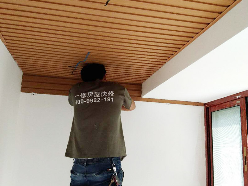 吊頂集成板安裝：有必要對陽臺(tái)的生態(tài)木天花板的位置進(jìn)行詳細(xì)測量，如周長，面積等，并根據(jù)生態(tài)木材的密度和大小計(jì)算生態(tài)木材的具體拆解尺寸。有計(jì)劃的設(shè)計(jì)，確保陽臺(tái)的天花板安裝。明白無誤的。主要使用一個(gè)特殊水平來測量陽臺(tái)頂部的水平線，并校正平面度，以便用墨水線繪制基線的位置。此外，根據(jù)測量數(shù)據(jù)，攔截了生態(tài)木材和龍骨的具體尺寸。根據(jù)天花板的形狀，可以預(yù)先找到形狀的關(guān)鍵支撐點(diǎn)，吊線的位置等，從而可以平衡生態(tài)木天花板的重量，從而延長使用壽命天花板。