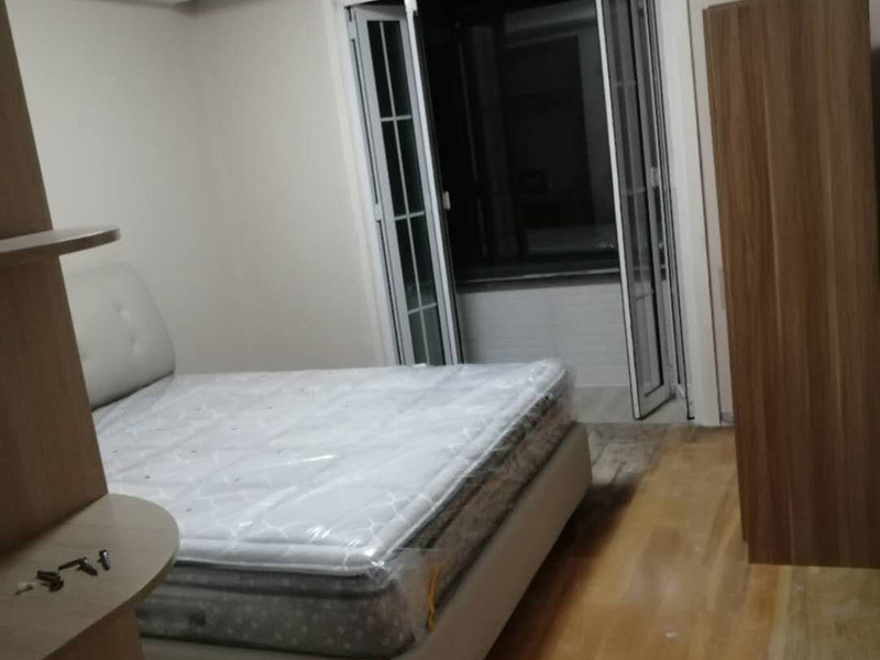 乳膠漆翻新裝修：1、使用吸塵器進行除塵工序，利用吸塵器的毛刷充分摩擦被清潔表面，去除灰塵。 2、對于局部污染或是有油漬的地方，需要使用聚氨酯稀釋劑來清洗。 3、局部有霉藻的部位，需要使用防霉溶液清洗，晾干或噴濕后鏟除。 4、對于已經剝落或是破損的地方，先將破損部位松動的部分打磨掉，清理干凈，再使用柔性膩子進行修補。待表面修補平整后，再涂裝底漆。5、先將破損、松動的部分清理干凈，使用柔性膩子進行修補，表面修補平整后涂裝805膠水。 6、在涂刷膠水的基層上滿刮膩子膏。 7、涂刷底漆，要均勻涂刷一遍，要求無露底、流墜現象。 8、 涂刷面漆， 均勻涂刷兩遍，待靠前遍干燥后涂刷第二遍，要求無露底、流墜。