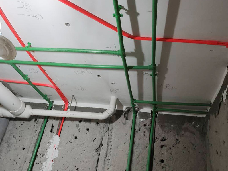 全屋電路走線施工：電路定位很重要！插座安裝在哪里安裝多少，開關安裝在哪里安裝多少，哪些地方需要安裝燈具等等，這些都需要根據家中實際的電路用途來確定。電路定位搞定以后就可以根據定位以及走向開布線槽了。 開布線槽有講究，需盡量保持橫平豎直。不過對于墻面開槽，規范的做法不允許開橫槽，因為這可能會影響到墻面的承重能力。 開槽的深度也有要求，通常情況下深度為PVC線管的直徑+10mm。