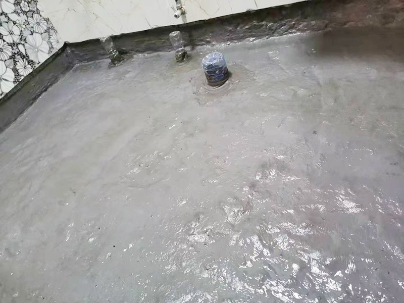 衛生間地面防水裝修:首先要將墻面地面都要清潔干凈，這點非常重要，不能有散沙、土、石塊等干擾基層。如果基層開發商做的很不好的話，表面還要刷一層界面劑以防止墻面表面起沙。用噴壺將陰角部分和管根部分噴水，噴水的主要目的就是防止墻面吸收了堵漏寶太多的水分，造成堵漏寶沒有和墻面凝結在一起。那么噴多少水呢，建議以表面沒有明顯積水為宜。刷完以后，由于速凝型的堵漏寶干燥較快，所以基本不用等待，干的非常快。然后將第一遍堵漏寶上鋪好網格布，主要是防止堵漏寶初凝以后裂開。然后進行第二遍涂刷堵漏寶，刷完咱們就要進行下面柔韌性防水涂刷的步驟了。