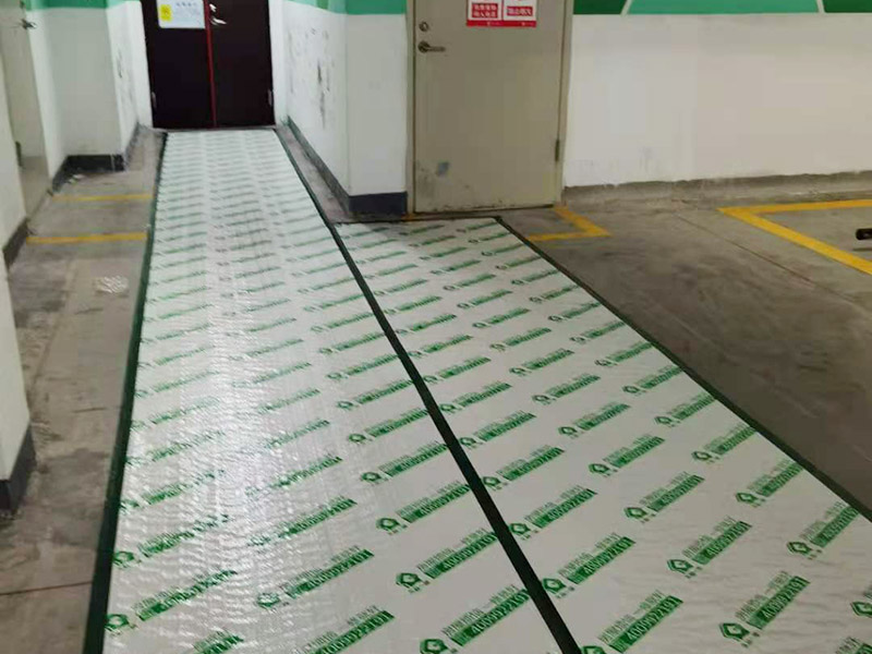 吊柜安裝維修：廚柜和地柜高度確定后，在吊柜裝修過程中，柜體的深度也很重要，因為柜體與地柜的深度會有一定的差距，這些差距也是都和家庭人員的身高、地柜的深度等因素來決定的，一般吊柜的深度最合適的是在30到45厘米之間。在吊柜劃好線后，可以在固定位置和固定位置鉆孔。 安裝前應先調整柜體， 然后通過調節(jié)合頁，保證吊柜門扇的水平和垂直。最好用兩個或四個膨脹螺絲固定墻壁的吊頂框架。 安裝吊柜時，一定要注意一件事，就是吊柜不應安裝在輕質墻體上，因為吊柜本身的重量和存放的雜物的重量會使輕質墻體難以撐住，所以最好將吊柜安裝在堅固的墻上。如果它非要安裝在廚房隔斷墻上，則在進行隔斷時必須使用兩層細木工板和石膏板用于增強墻壁的剛性，否則吊柜很容易脫落。