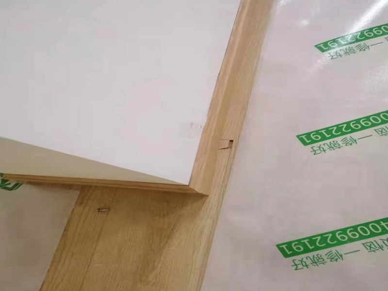 地板成品保護維修：防止磕碰：可以鋪一些柔軟耐沖擊的材料，加以防護。 防污染：后期的墻漆、膠水、有機溶劑有可能在施工中不慎滴落，污染木質裝飾表面，可以鋪些隔離物加以防護。安裝過程中，應注意輕拿輕放，不能碰傷、劃傷，好的鋁材應貼好保護膜和標簽。