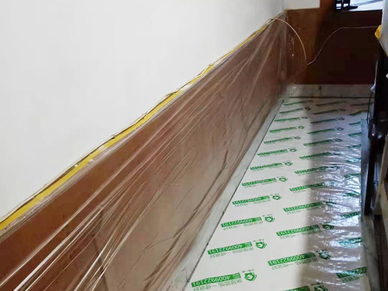 家具保護措施：地板保護，地板保護需要使用pvc+棉保護膜 （薄的保護膜會在裝修過程中踩壞），沿墻邊使用家較寬的地板專用膠帶密封。家居保護只需要使用普通pvc保護膜即可，注意下方要留足保護膜遮蓋下方地板。門窗保護:使用無紡布門窗保護膜，裁剪適當大小貼在窗戶上級窗戶框上即可。門使用pvc保護膜，小的突起如電源插座，使用保護膜覆蓋用較窄的地板專用膠帶密封。 注意：所有的密封都不要貼到需要粉刷裝修的墻面上。
