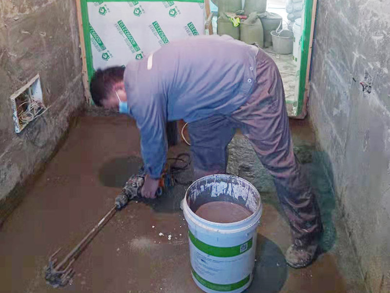 調(diào)制水泥地面找平： 一般房屋的地面上有比較凸出的地方，可以采用旋轉(zhuǎn)平磨的方式將高的地方打磨下去前提是下邊沒(méi)有管道。如果高的地方不打磨，那么找平出來(lái)的地面就會(huì)出現(xiàn)由齒刮刮出來(lái)的地面在高的地方同樣留下了同樣多的水泥，最后找出來(lái)的地面好是高的地方依然高，低的地方依然低。同時(shí)打磨還能節(jié)約不少的用料，這是地面找平中一個(gè)很重要的步驟。