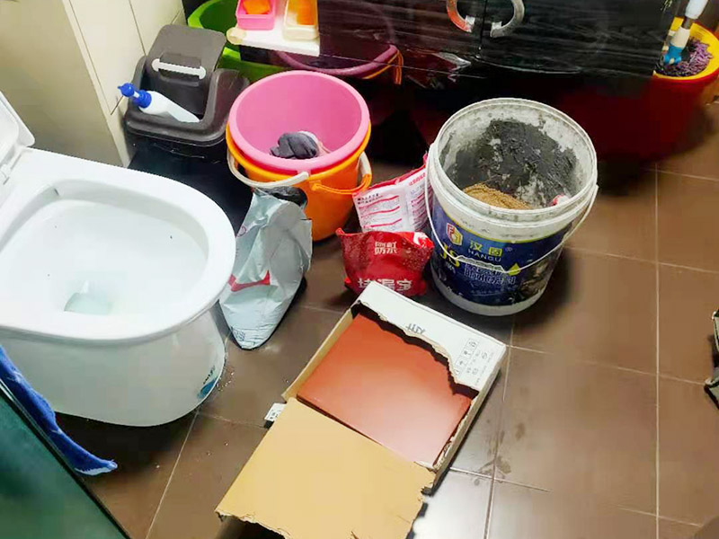 瓷磚修補維修:1，用錘子和鑿子，敲掉破損的瓷磚及原有的瓷磚粘合劑，直到露出原來的水泥墻面。 2，調好瓷磚粘合劑 3，先將瓷磚粘合劑拌勻，再用抹刀將瓷磚粘合劑涂抹到瓷磚背面。 4，粘合劑涂到瓷磚上之后，可以在粘合劑表面刮出鋸齒痕跡，增加瓷磚的粘合力，然后將瓷磚貼到墻面上。