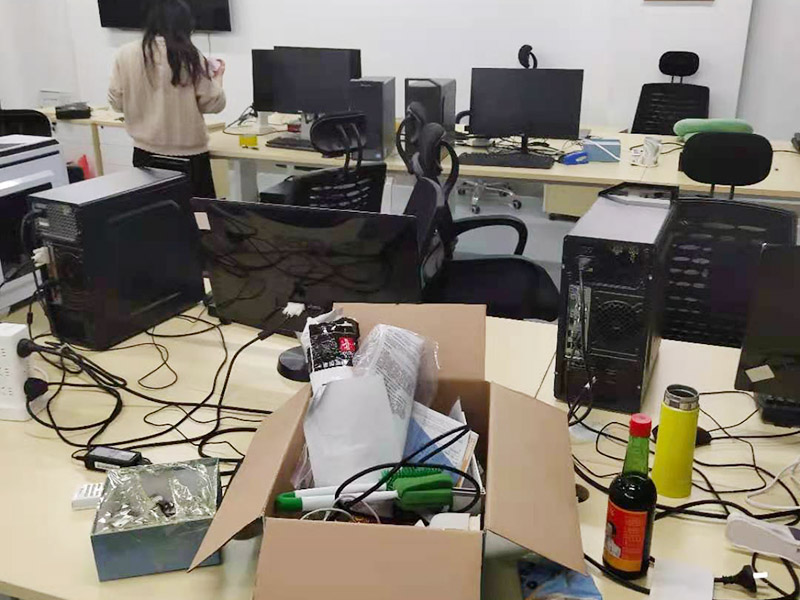 辦公室電路排線改造:首先，要想實現(xiàn)辦公室電腦和相關(guān)辦公設(shè)備信息接口的連網(wǎng)，并保證其可靈活使用性，使用穩(wěn)定性，臨時使用性，外觀美觀性。信息點的多少以及以后出現(xiàn)問題能否便于維護是進行辦公室網(wǎng)絡(luò)布線必需要考慮的因此，而辦公室布線作為用戶的最終使用的信息點(信息插座)墻上安放的位置、使用是否方便。 然后是辦公室強弱電線的布置，辦公室里強弱電(電力電源和圖象、數(shù)據(jù)、語音)線路的走向等因素都是規(guī)劃與設(shè)計的范圍之中，因此辦公室布線網(wǎng)絡(luò)，細節(jié)決定成敗。 最后是辦公室裝修布線需要滿足各種不同模擬或數(shù)字信號的傳輸需求。