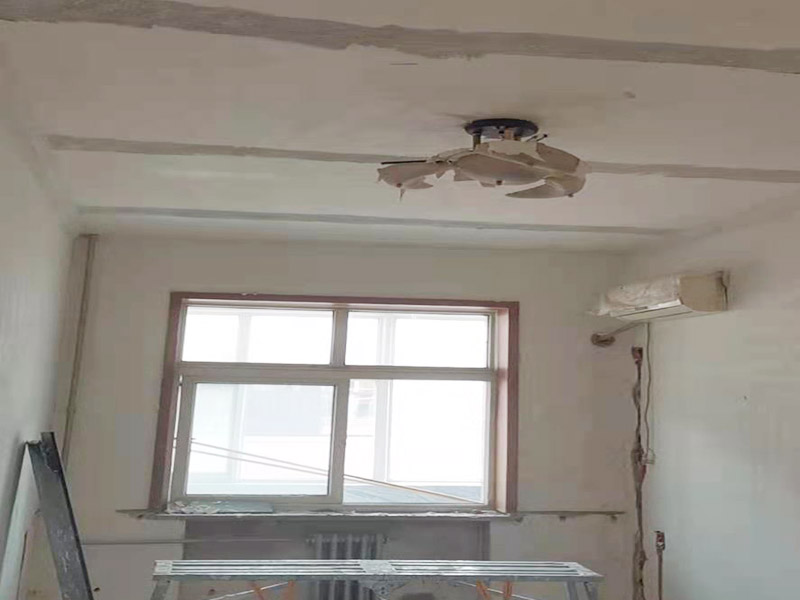 吊頂墻面翻新:在墻面翻新前，需要先將舊漆面鏟除干凈，之后在進行打磨，將墻面的浮沉雜物都清理干凈。如果墻面有凹凸不平的情況，要先用膩子修補，如果墻面出現(xiàn)空鼓的現(xiàn)象，也要將整面的墻皮進行鏟除，在做后續(xù)的處理。基層做完后，需要將施工區(qū)域的家具物件移除，避免在翻新過程中，使家具受到損傷。 在刮膩子之前，先用尺子檢測一下墻面的平整度，在施工時，對不平整的地方進行多次涂刮，修補好不平整的區(qū)域。一般膩子刮兩遍即可，每次膩子刮完后要進行打磨，可以讓墻面更加光滑。膩子干透后，再對墻面進行油漆涂刷，底漆要先刷，施工力度要均勻，這樣漆膜厚度也相對一致，然后開始面漆施工，一定要讓漆面自然干透。