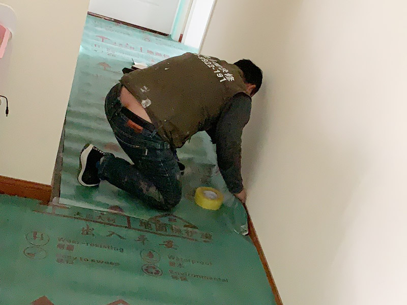 走廊地面成品保護：成品 保護的目的 為加快先進技術與現代管理方法和手段在項目的運用，努力降低成本，提高工程質量，確保全面實現對業主的承諾。施工現場隨著施工進行，成品保護工作顯得尤為重要，做好成品保護工作，是在施工過程中要對已完工分項進行保護，否則一旦造成損壞，將會增加修復工作，帶來工、料浪費、工期拖延及經濟損失。因此成品保護是施工管理重要組織部分，是保證施工生產順利進行的主要環節。