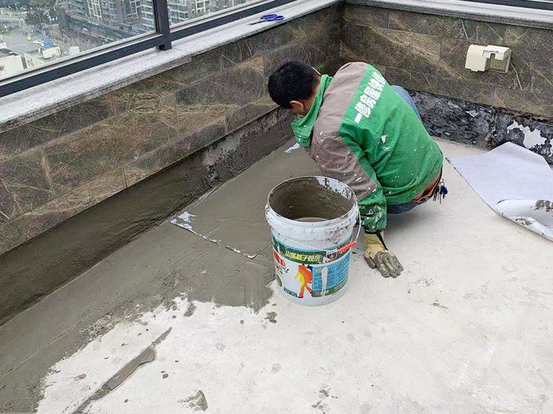 屋頂墻地面防水：基層表面應平整，無尖銳棱角，無疏松、起砂、空鼓和大0.5mm的裂縫（用堵漏王填平后再施工）等；高的部位剔平整，必要部位用水泥砂漿或瓷磚膠進行找平處理；基層保持一定的干燥、無明水、無油污；下水管口用防水膠帶進行封口處理；清掃基層表面浮塵，浮灰，最后用吸塵器徹底清理干凈；墻地交接部位為直角，涂刷時極容易出現厚涂的情況，建議在墻地交接部位先用堵漏王做抹弧處理，以達到緩沖作用；涂刷之前，若基層較干燥，需在基層灑水潤濕，以確保涂膜附著強度；第一層防水涂料表面都固化后進行附加層施工，在涂層上鋪貼防水網格布；不要出現褶皺不平整的情況；