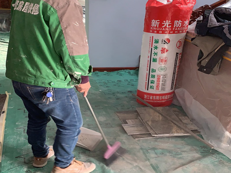外墻瓷磚局部翻新：瓷磚作為裝飾產(chǎn)品,除了飾面效果及產(chǎn)品質(zhì)量能由生產(chǎn)廠家決定外,其它的使用效果還取決于墻體結(jié)構(gòu)、施工環(huán)境、鋪貼材料及施工方法等各類因素的制約,而一旦瓷磚使用期間出現(xiàn)脫落,瓷磚產(chǎn)品卻往往被當(dāng)成“罪魁禍?zhǔn)?rdquo;。外墻翻新之前,需要基層要求牢固、堅(jiān)實(shí)、干燥、平整、清潔、無浮灰、無油跡。 清理原墻面，想要讓墻面面目一新，煥發(fā)容光，我們首先要做的就是將之前的漆料去除干凈。然后把起皮嚴(yán)重的鏟除，之后還要抹上一層白水泥。但是如果墻面會過于光滑，就還要做打磨處理，其主要目的是便于新涂料和墻體粘結(jié)。