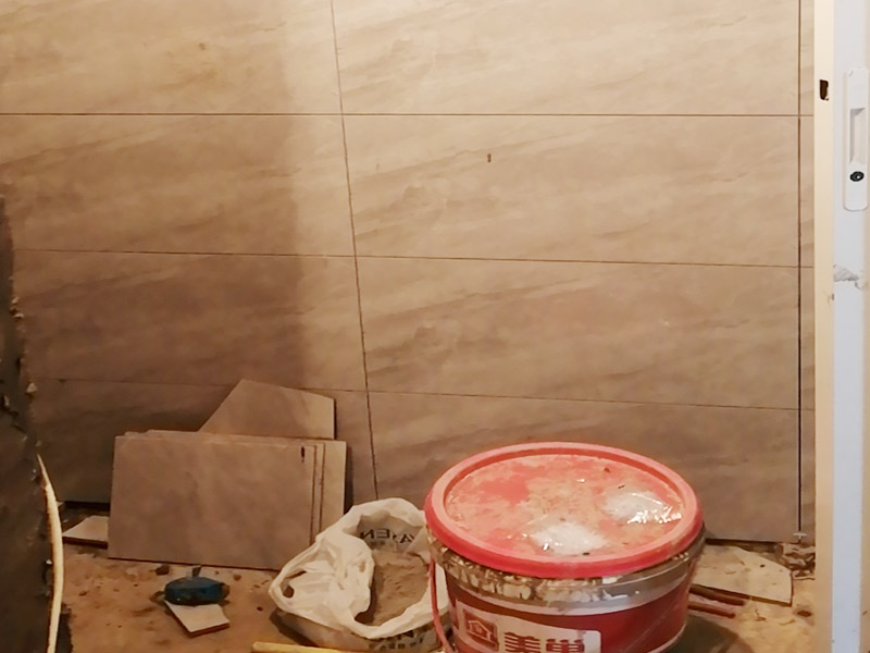 廁所重新裝修：、在同一房間內(nèi)，同類型的采暖設備、衛(wèi)生器具及管道配件，除有特殊要求外，應安裝在同一高度上。2、明裝管道成排安裝時，直線部分應互相平行。曲線部分：當管道水平或垂直并行時，應與直線部分保持等距；管道水平上下并行時，彎管部分的曲率半徑應一致。3、管道采用粘接接口，管端插入承口的深度不得小于表3．3.15的規(guī)定。