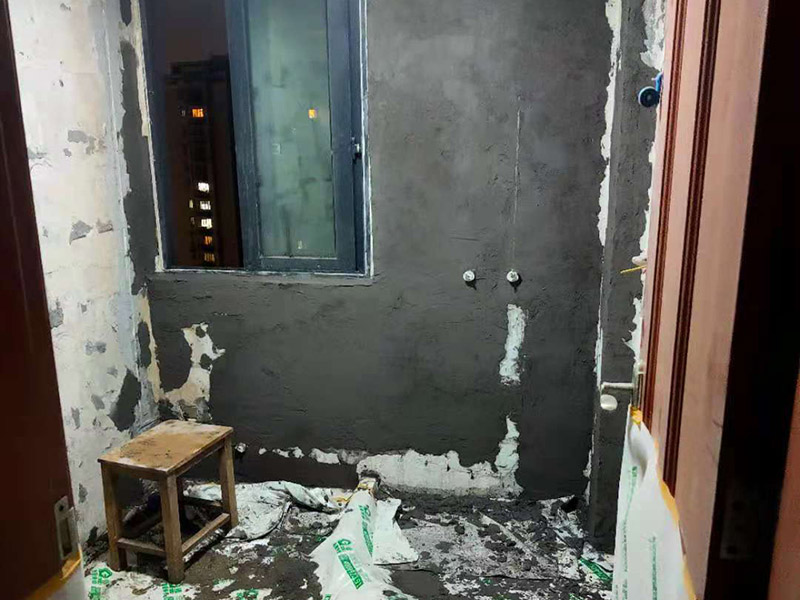 廁所墻面刷防水:廚衛空間管道較多，由于上下水流的通過，管道長期震動容易出現裂紋造成滲漏，且建筑沉降時易造成管口松動而導致漏水。 陰陽角要做圓弧形處理，即將L型部位處理成C型，避免涂刷防水材料的時候造成陰角堆積、陽角漏涂等情況. 找平層的施工要注意，在防水層完工至少24h后再進行。且找平層的施工不能破壞防水層，特別是防水層為柔韌性防水材料是。避免尖銳碎片在找平層中導致防水層刺穿漏水. 瓷磚膠層不同于普通河沙水泥：普通河沙水泥采用背貼法。形成的是非連續、有空鼓的粘結層。而瓷磚膠采用齒型刮板刮成連續的瓷磚膠粘結層，且瓷磚膠具有一定柔韌性能抵抗震動和收縮。添加劑中的乳膠粉在粘結面能形成連續的聚合物層，不僅提高了粘結性能，而且具有一定的防水性能。