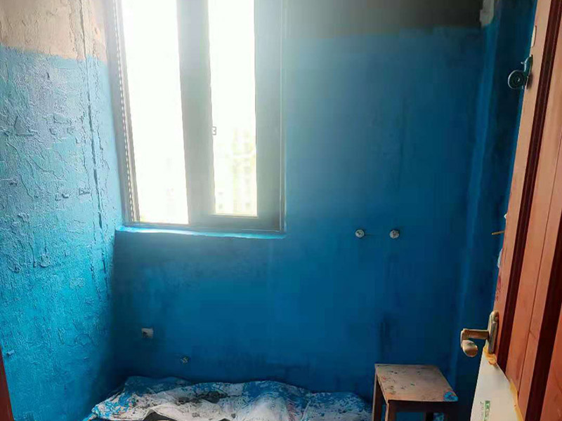 廁所墻面刷防水:廚衛空間管道較多，由于上下水流的通過，管道長期震動容易出現裂紋造成滲漏，且建筑沉降時易造成管口松動而導致漏水。 陰陽角要做圓弧形處理，即將L型部位處理成C型，避免涂刷防水材料的時候造成陰角堆積、陽角漏涂等情況. 找平層的施工要注意，在防水層完工至少24h后再進行。且找平層的施工不能破壞防水層，特別是防水層為柔韌性防水材料是。避免尖銳碎片在找平層中導致防水層刺穿漏水. 瓷磚膠層不同于普通河沙水泥：普通河沙水泥采用背貼法。形成的是非連續、有空鼓的粘結層。而瓷磚膠采用齒型刮板刮成連續的瓷磚膠粘結層，且瓷磚膠具有一定柔韌性能抵抗震動和收縮。添加劑中的乳膠粉在粘結面能形成連續的聚合物層，不僅提高了粘結性能，而且具有一定的防水性能。