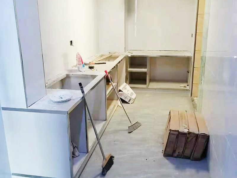 廚房櫥柜定制安裝：初次測量應該在水電改造之前，水電工、工長最好都在場，要結合廚房的水電布局，綜合考慮，是否需要對水電管道進行改裝等。并告知道設計師自己需要的廚電與打算放置的位置。此次測量后，設計師根據廚房空間設計出整體櫥柜的雛形以及廚房的水電改造圖紙。水電施工工人根據圖紙施工。 二次測量的時間一般都在水電改造、墻地磚施工完成之后。這次測量，數據一定要精確，廚電位置與尺寸也要確定下來。設計師需要根據測量結果，出定制櫥柜的最終精確設計圖。