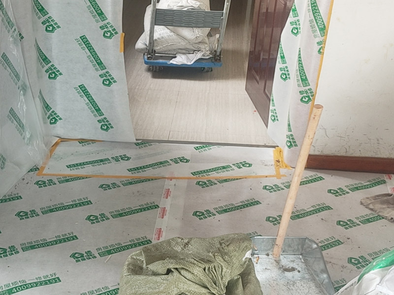 移門維修安裝：吊軌式推拉門的性能和出現的故障：吊軌推拉門主要也是以木門為主，其主要分布在各家隔斷、廚房、衛生間等，衣柜里用的很少。這種門子沒有下滑道，只有一根單槽上滑道，下面只安裝了一個定位器，這種門子很好用，順暢無噪音，也很少出現問題。 折疊推拉門的性能和出現的故障：折疊門主要分布在門廳柜、廚房、衛生間、儲藏室等，折疊門上、下各有一根單槽滑道，這種門子很容易出現問題，其主要是五金配件老化原因，因為這種門子的配件以塑料為主。