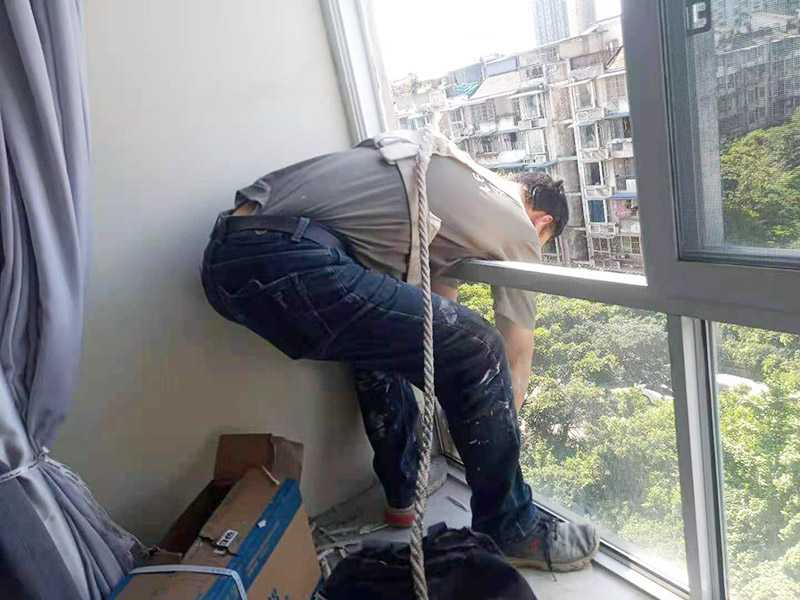 門窗漏水維修：首先將窗框與墻之間縫隙內的所有填充物都要剔除干凈，然后還用吹風機吹掃干凈。接著就是使用發泡膠來填縫，注意盡量把縫隙的填滿保證密實。這樣就把窗框和洞口之間的縫隙封閉起來，以此防止漏水。