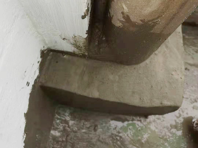 陽臺管道漏水維修：1、水管爆裂后漏水多少，一般與管內的水壓高低有直接關系。無論水是滴漏還是噴涌而出，此時最應做的就是立刻關閉該供水管道的閥門，并報修當地的物業部門。 2、用修補水管的專用膠布捆住水管的損毀部分。 3、另外也可以用玻璃纖維膠布或環氣樹脂黏劑修補水管的裂縫。 4、如果水管爆裂情況嚴重，可以用毛巾包裹住水管的破裂部分，這樣既可以阻止水流四處噴射，也可以將水流引入放置好的水桶中，以免造成巨大浪費。同時關閉住戶內總水管的閥門，完全截留屋內的自來水供應。 5、如果水管爆裂的原因是管道過于陳舊，應及時找水管工人進行檢查和修理。 你要先保證陽臺窗邊和周邊墻面需打膠的地方沒有一些雜物,這樣才能用結構膠封堵縫隙,用膠嘴的斜面打出膠的弧狀面,以達到不存水和密封的效果。建議用剛性防水材料來處理,這樣既能防水,還能再上面走動;也可以考慮用玻璃膠回填縫隙,然后在上面用水泥鋪上,壓實后,刷上原來的漆,這樣是比較簡單的,防滲水用到的材料一定防水性比較強的。
