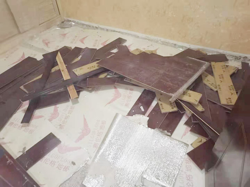 地板拆除施工：再把房間的物品都搬到另一房間去放著，把整個房間騰出來，這樣也更好的尋找木地板的縫隙源頭，沒有東西擋著，空曠也利用木地板的拆除。拆除的工作要先從踢腳線開始，就算是發現木地板中間有縫隙，或者有損壞的地方，感覺可以下手拆除，實際操作時，還是從踢腳線要好拆些。踢腳線一般分為兩種，若是很幸運碰上了卡子固定的踢腳線，那就容易多了。直接用工具把卡子撬松，卡子脫落后，就可以沿著踢腳線開始拆了。若是碰上的是打了膠的踢腳線，那么就有點難度。先用刀片把膠水刮掉，但是這樣容易傷到地板。